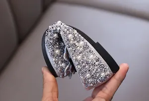 Detailansicht der flexiblen, weichen Sohle silberner Strass-Prinzessinnenschuhe für Mädchen