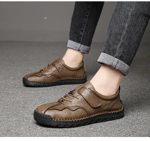Detalle de zapatos casuales de cuero marrón para hombre con costuras decorativas