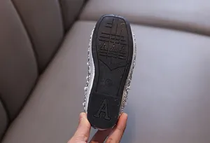 Detailansicht der silbernen Glitzer-Prinzessinenschuhe für Mädchen mit Perlen und Gummisohle