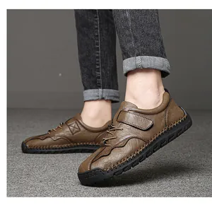Primer plano de la textura del cuero cosido a mano de zapatos casuales marrones para hombre