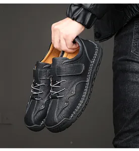 Detalle de zapatos casuales de cuero negro para hombre con costuras decorativas a mano
