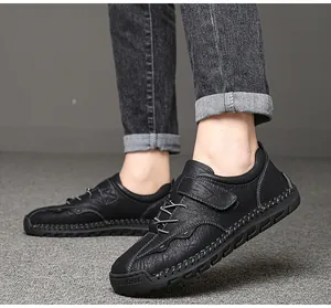Detalle de zapatos casuales de cuero negro para hombre con suela cosida a mano y velcro.