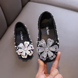 Eleganti scarpe da principessa nere per bambina con fiore di strass scintillanti e perle