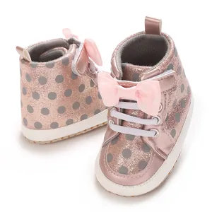 Chaussures de marche bébé à pois roses avec nœud et semelle souple antidérapante.