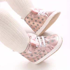 Chaussures de marche roses à pois pour bébé avec nœud décoratif et semelle souple