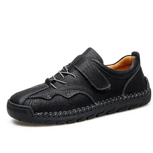 Zapatos casuales de cuero negro para hombre con costuras hechas a mano y cordones.