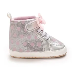 Detailansicht eines silber-rosa gepunkteten Baby-Lauflernschuhs mit einer Schleife