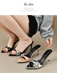 Detailansicht eleganter High-Heel-Pantoletten mit spitzer Zehenpartie und glitzernden Strasssteinen