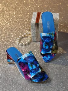 Detailansicht bunter Sandalen mit abstraktem Print und juwelenbesetztem Blockabsatz.