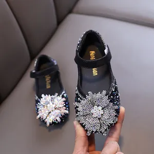 Elegantes zapatos de princesa negros para niñas con detalle de copo de nieve brillante