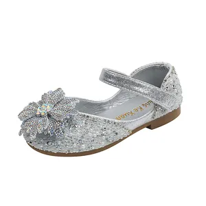 Zapatos de princesa plateados brillantes para niñas con pedrería, perlas y un lazo de flores.