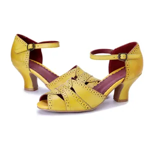 Eleganti sandali vintage a tacco alto in pelle gialla con dettagli traforati e pizzo