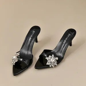 Elegante Mules aus schwarzem Lackleder mit spitzer Zehenpartie und Strassverzierungen
