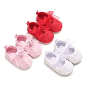 Süße Babyschuhe für Mädchen mit Spitze und eleganter Tüllschleife