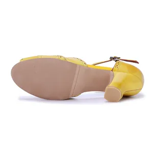 Dettaglio della suola antiscivolo dei sandali in pelle gialla vintage.