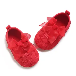 Detailansicht rote Babyschuhe für Mädchen mit einer großen eleganten Organzaschleife