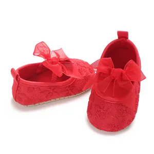 Rote Baby-Mädchen-Schuhe aus Spitze mit großer Organza-Schleife für kleine Lauflernkinder.