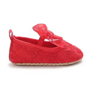 Seitenansicht der roten Baby-Prinzessin-Schuhe mit eleganter Netzschleife und Stickerei