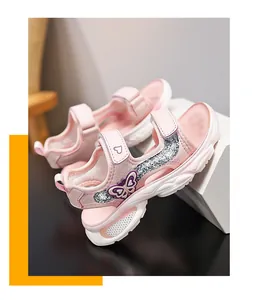 Vue détaillée des sandales roses pour filles avec brides pailletées et motif papillon