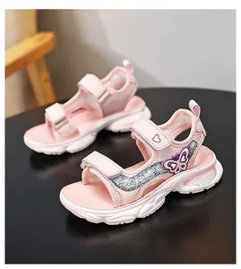 Détail de sandales roses pour filles avec patch papillon et bride cœur pailletée