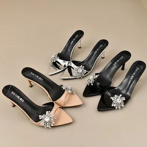 Elegante spitze Stiletto-Mules mit übergroßem Kristallblumen-Ornament in drei Farben