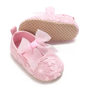 Rosa Babyschuhe für Mädchen mit zarter Stickerei und eleganter Schleife Dekoration