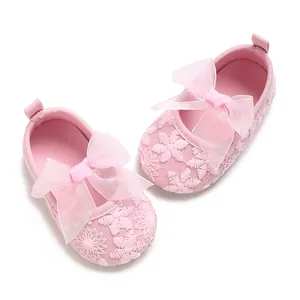 Nahaufnahme rosa Baby-Mädchenschuhe mit Blumenstickerei und Netz-Schleifendetail
