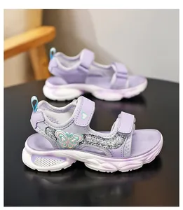 Détail de sandales violettes pour filles avec motif papillon et accents de paillettes