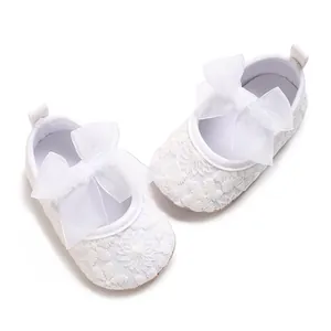 Premium weiße Spitzen-Babyschuhe für Mädchen mit großem Organzaschleifen-Detail