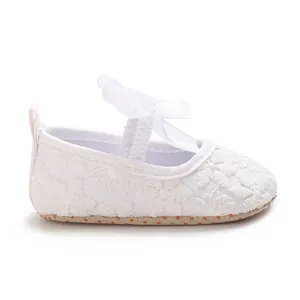 Detailansicht des weißen bestickten Blumenmusters auf diesen Baby-Prinzessinnenschuhen