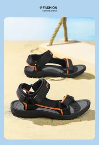 Detalle de sandalias deportivas para niños en la arena con toques naranja vibrante