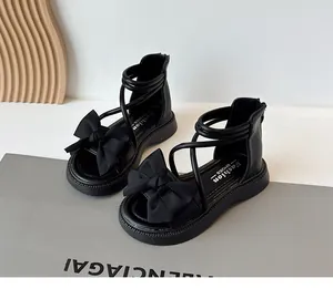 Sandales romaines noires pour filles avec grand nœud et semelle souple pour un confort d'été.
