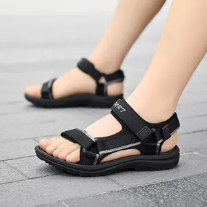 Sandalias de playa negras para niños con suela suave antideslizante para verano.