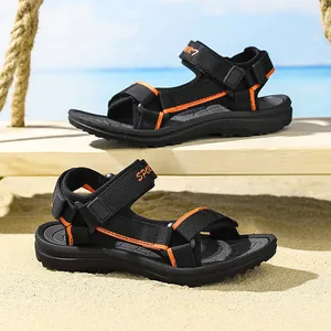 Sandalias deportivas transpirables para niños en negro y naranja con suela de goma antideslizante.