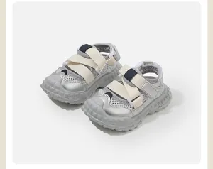 Vue détaillée de sandales fonctionnelles argentées pour bébé avec mesh et velcro
