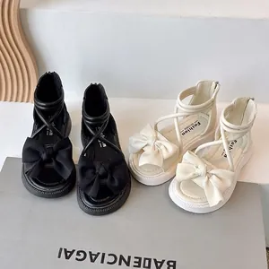 Sandales romaines pour filles avec grands nœuds, semelles souples et bout ouvert.