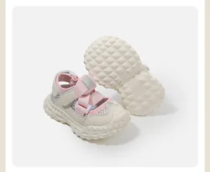 Détail de la semelle antidérapante des sandales pour bébés rose et beige en tissu maille aéré