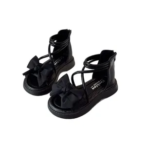 Sandales romaines noires pour filles avec nœud et brides croisées pour la plage