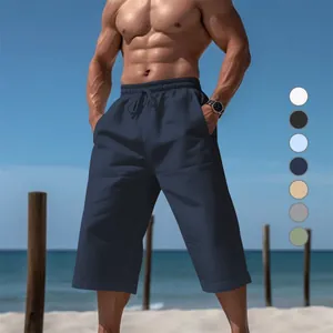 Détail d'un pantalon court décontracté et respirant pour homme bleu marine sur la plage