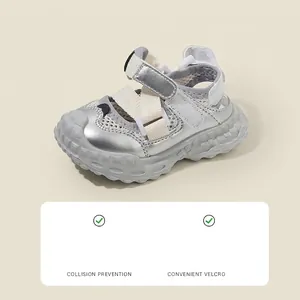 Sandales argentées pour tout-petits avec maille respirante et bout anti-collision pour enfants.