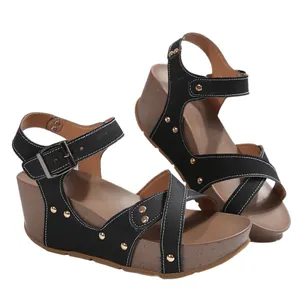 Schwarze Keilsandalen mit Plateau für Damen mit modischen Nietriemen und offener Zehenpartie.