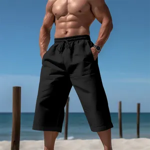Pantacourt noir respirant pour homme, coupe décontractée idéale pour un look d'été à la plage.