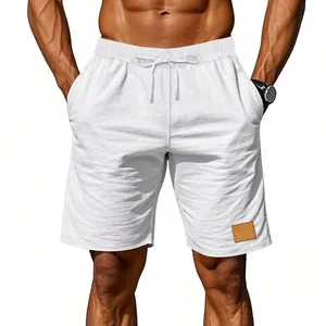 Vista dettagliata di pantaloncini in lino bianco traspirante da uomo con vita elasticizzata.