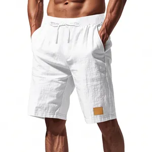 Pantaloncini di lino bianchi da uomo con coulisse elastica per il mare in estate.