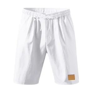 Dettaglio di pantaloncini in lino bianco traspirante con vita elastica a coulisse
