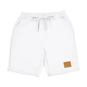 Vista dettagliata dei pantaloncini in lino bianco da uomo con coulisse e toppa decorativa.