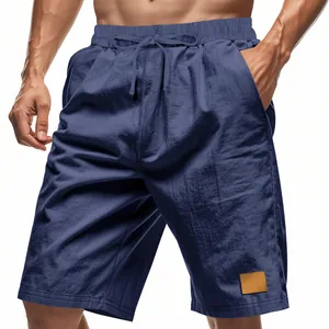 Dettaglio dei pantaloncini in lino blu navy da uomo con coulisse e trama del tessuto