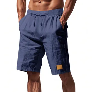 Dettaglio di pantaloncini casual in lino blu da uomo con coulisse e tasche laterali