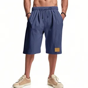 Dettaglio dei pantaloncini in lino blu traspiranti da uomo con coulisse in vita