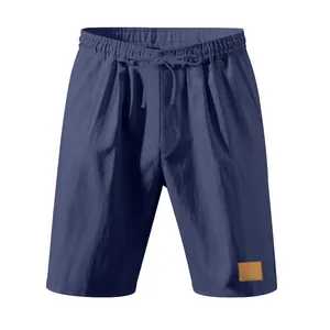 Dettaglio dei pantaloncini in lino blu navy da uomo con coulisse in vita e toppa decorativa